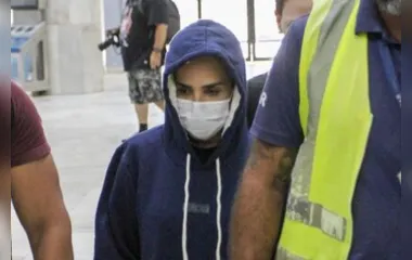Wanessa Camargo apareceu coberta com capuz e máscara em aeroporto do RJ