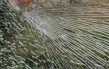 Mulher invade quintal e quebra janela de casa durante madrugada