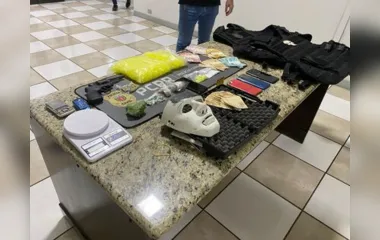 Drogas, arma, munições, entre outros objetos foram apreendidos
