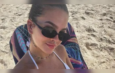 Após gravidez falsa, Mel Maia exibe 'tanquinho' em fotos na praia