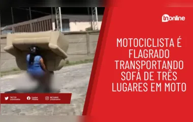 Motociclista é flagrado transportando sofá de três lugares em moto