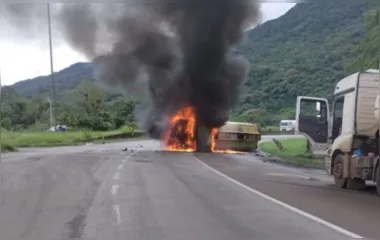 Caminhão tomba, pega fogo e interdita BR-277 no litoral do Paraná