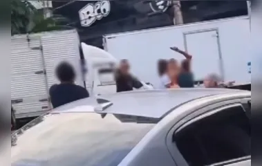 Homens fazem “duelo de facas” em meio a praça; veja vídeo