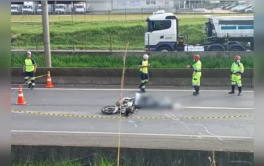 Motociclista morre após cair embaixo de caminhão baú em Curitiba