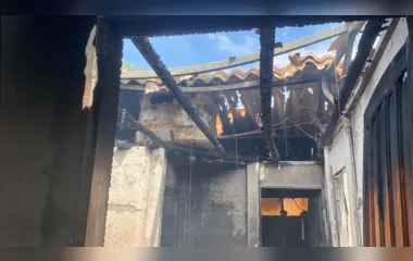 Morador pede ajuda após incêndio destruir casa: "Desesperado"