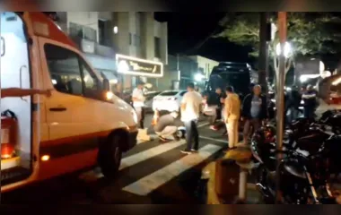 Vídeo: motociclista bate violentamente em van na Rua Dr. Oswaldo Cruz