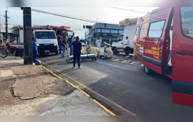 Motociclista bate em caminhão da prefeitura e fica ferido em Apucarana