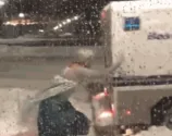 Homem fantasiado de Rainha Elsa desencalha carro de polícia preso na neve nos EUA
