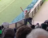 Vídeo de 'cadeirante' se levantando para comemorar gol do seu time viraliza na net