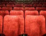 Homem morre depois de entalar a cabeça em assento de cinema