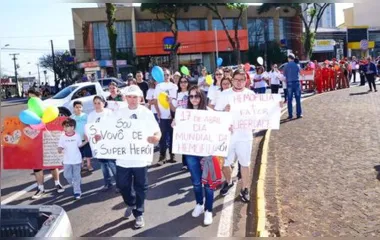 Participantes fizeram uma caminhada no entorno da Praça Rui Barbosa (Foto: Delair Garcia)
