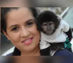 Mulher ganha macaco do esposo no aniversário de 20 anos de casamento; bicho tem páginas no face e instagram - Foto: Ivan Maldonado