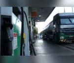 Caminhão-tanque abastece posto de combustível em Brasília - Marcello Casal Jr/Agência Brasi