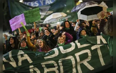 Manifestantes favoráveis ao aborto legal em Buenos Aires. (Foto - EFE)