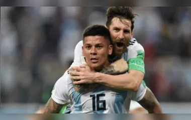 Rojo e Messi comemoram o segundo gol da Argentina contra Nigéria (Crédito: GABRIEL BOUYS / AFP)