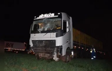 Caminhão bateu contra carro na BR-369, em Mamborê (Foto: João Marcelo Chagas/Arquivo Pessoal)