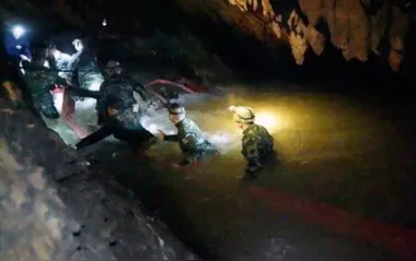 Foto distribuída pelo Centro de Operações de Resgate mostra socorristas na caverna na Tailândia onde 12 meninos e um adulto estão presos (Foto: AP Photo)
