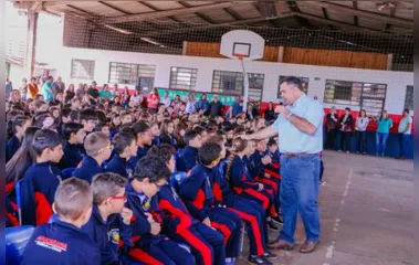 Prefeitura de Apucarana entrega uniformes para 11.645 alunos da rede municipal - Foto: Divulgação/Profeta