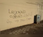 Foto: TNONLINEParede de prédio em Apucarana é pichada com frase a favor da legalização aborto -