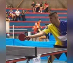 O paratleta Luiz Henrique de Oliveira, de Jandaia do Sul, tem muitos títulos no tênis de mesa - Foto: Divulgação