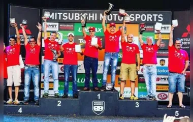 Olair Fagundes e Jhonatan Ardigo (ao centro) comemoram o título da Mitsubishi Motorsports - Foto: Divulgação