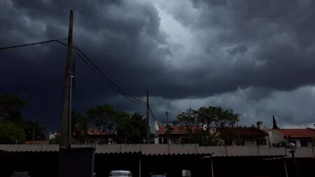Dia quase 'vira noite' antes de começar a chover em Apucarana e região - Foto: Reprodução/Whatsapp