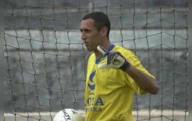 Douglas na época em que jogava pelo Roma Esporte Apucarana: agora vai comandar o Arapongão - Foto: Arquivo/TN