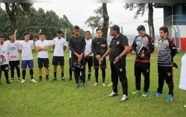 O treinador Toninho Santos começa a montar o Apucarana para o Campeonato Estadual da categoria sub-19 - Foto: www.oesporte.com.br