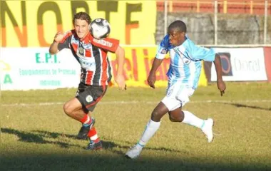 O meia Safira no Roma Apucarana contra o Londrina em 2010 no Paranaense da Divisão de Acesso - Foto: Arquivo/TN