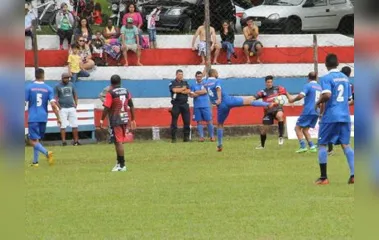 O campo da Têxtil sediou vários jogos neste domingo do Torneio 1º de Maio em Apucarana - Foto: www.oesporte.com.br