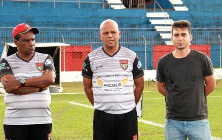 O técnico Norberto Lemos, entre Toninho Santos e Denis de Souza, em sua apresentação no Apucarana Sports - Foto: Apucarana Sports/Divulgação