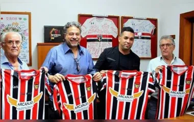 O presidente do Apucarana Sports, Douglas Rodrigues de Lima, com diretores e conselheiros do São Paulo Futebol Clube - Foto: Apucarana Sports/Divulgação