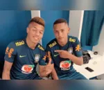 David Neres, do Ajax-HOL, e Guilherme Azevedo, do Grêmio, nesta quinta-feira na Granja Comary |  Foto: Divulgação