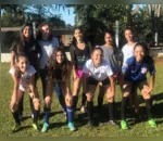 Meninas que treinam na escolinha de futebol no distrito da Vila Reis, com a professora Andreza Navarro - Foto: Divulgação