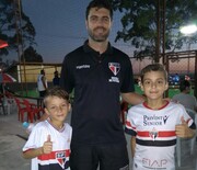 Os garotos Cauã e Felipe com o treinador Rafael Oliveira em Cotia-SP - Foto: Divulgação
