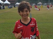 O zagueiro João Gabriel Hilário, de Apucarana, defende o Athletico Paranaense - Foto: Divulgação