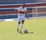 O atacante Mirandinha defende o Apucarana Sports no Estádio ABC - Foto: Apucarana Sports/Divulgação