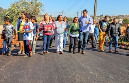Prefeitura de Apucarana entrega asfalto no Residencial Santos Dumont 
