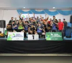 Equipes de Saudade do Iguaçu e Ribeirão do Pinhal comemoram a ascensão à Divisão A juntas no pódio (Foto: Jaqueline Galvão/Esporte Paraná)
