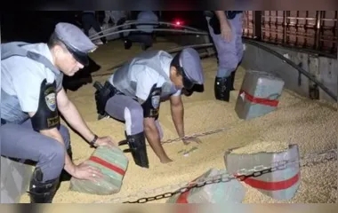 A droga estava escondida em carga de soja. (Foto: PM/Divulgação)
