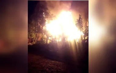 Incêndio em Ivaiporã no Jardim Guanabara (Foto: WhatsApp)