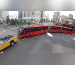 Ônibus biarticulado quebra no meio de cruzamento e bloqueia trânsito em Curitiba