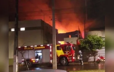 O fogo atingiu um depósito do Hospital Bom Jesus. (Foto: Redes Sociais)