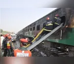 Incêndio em trem após uso de forno a gás mata ao menos 71 pessoas no Paquistão