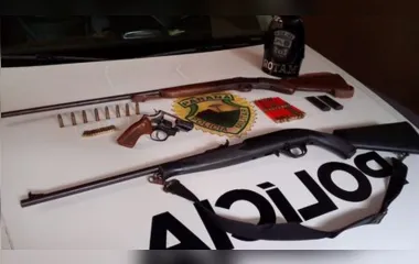 O armamento foi apreendido em uma propriedade rural em Jardim Alegre. (Foto: PM/Divulgação)