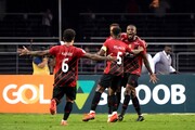 Com falha de goleiro, Athletico vence São Paulo no Morumbi e volta para o G6 do Brasileirão
