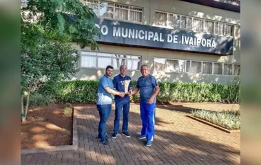 Miguel Amaral, que recebeu o troféu dos Javis entregue pelo chefe regional do IPCE. (Foto: Assessoria Imprensa )
