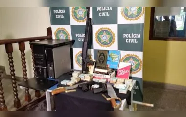 Armas, dinheiro e livros apreendidos em operação da polícia contra suspeito de ataque contra a produtora Porta dos Fundos - Cristina Índio do Brasil/Agência Brasil