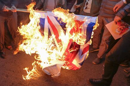 Ativistas queimam bandeira do Reino Unido em frente à embaixada do Teerã