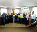 Vereadores fazem entrega simbólica do cheque ao prefeito
